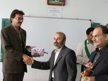 استاندار یزد با حضور در مدرسه راهنمایی علامه طباطبایی آزادشهر از مقام معلم تجلیل کرد+گزارش تصویری
